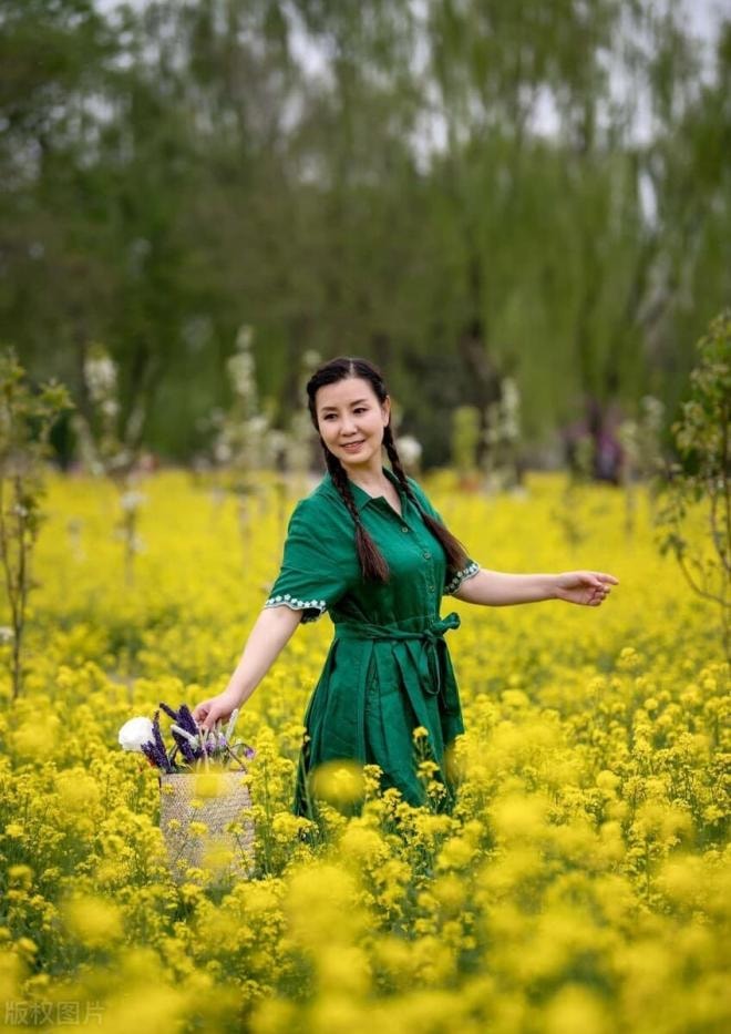 s1.media .ngoisao.vn resize 660 news 2020 09 03 phu nu trung nien chup anh 2 ngoisaovn w848 h1200